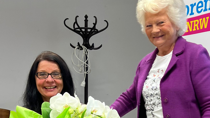 Monika Degen (rechts) bedankt sich mit einem großen Blumenstrauß bei Anita Rick-Blunck
