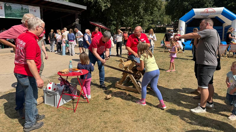 Der Sägewettbewerb hat bei den SPD-Sommerfesten Tradition und das Kinderschminken kam wieder besonders gut an