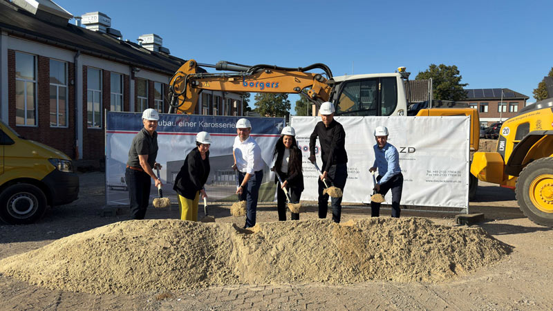 Michael Bison (SWD), Mujo Bahto und Nadia Bahto (Lackzentrum Dormagen), Lidia Wygasch-Bierling (SWD) und ein Vertreter des Bauträgers Borgers GmbH beim offiziellen Spatenstich für die neue Halle