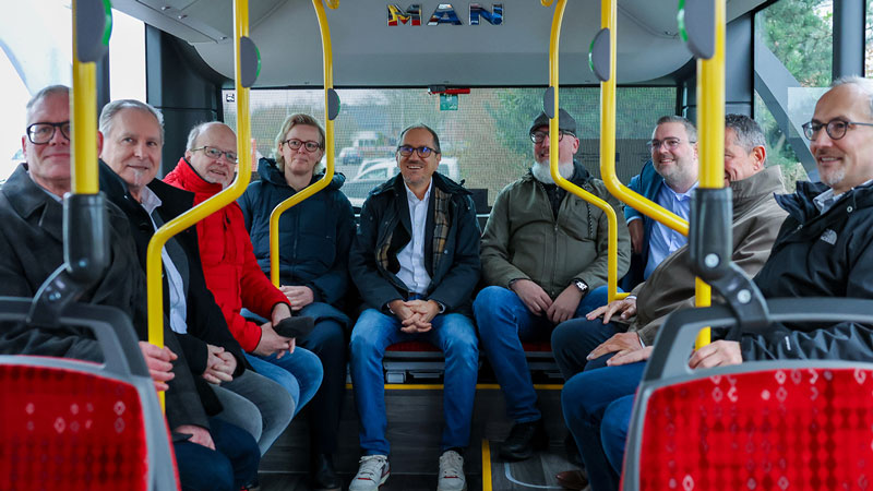Klaus Schmitz (SVGD), Uwe Schroeder (BVR), Thomas Freitag (stellv. Bürgermeister), Stefanie Boving (BVR), Holger Craß (BVR), Ruben Gnade (Stadtrat), Bürgermeister Erik Lierenfeld, Hans-Georg Döring (Stadtrat) und Dr. Torsten Spillmann (Dezernent und Kämmerer) im rückwärtigen Teil des Busses