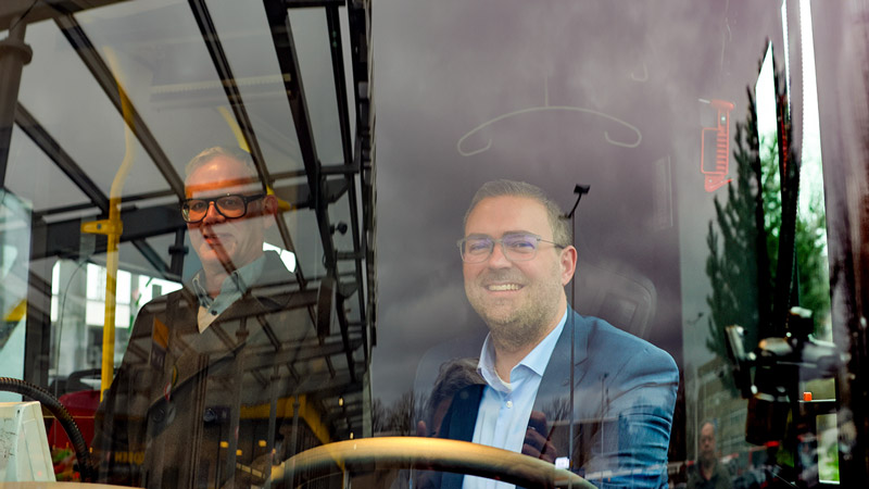 Bürgermeister Erik Lierenfeld und Klaus Schmitz am Fahrerarbeitsplatz im neuen Elektrobus