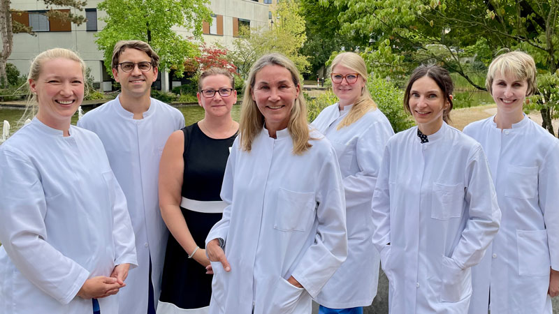 Chefärztin Katharina von Schenk (Mitte) und Klinikmanagerin Elisabeth Michels (3.v.l.) mit dem oberärztlichen Team der Klinik für Endokrine Chirurgie (v.l.n.r.) Eva-Lotte Tong, Dr. Sebastian Schmitz, Dr. Fiona von Teuffel, Dr. Sandra Klewer und Assistenzärztin Katharina Heise