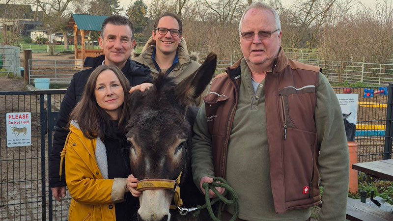 Darinka Norff (Eselpark), Olaf Moll (Spendenbeirat VR Bank eG), Klaus Saedler (VR Bank eG), Peter Norff (Eselpark) und Esel Carlos freuen sich über die große Spendenbereitschaft der Region
