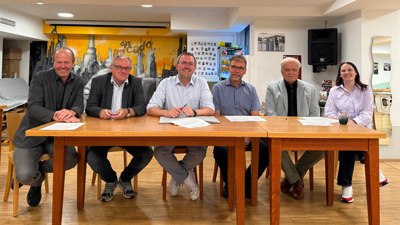 Vertreter der Stadt und der Träger der Jugendeinrichtungen unterzeichnen die neuen Verträge