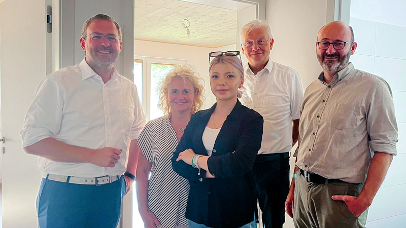 Bürgermeister Lierenfeld, Jutta Quasten-Mundt (Werkgemeinschaft Quasten-Mundt), Asena Öztürk (Stadt Dormagen), Uwe Heidel (WORADO) und Alexander Mundt (Werkgemeinschaft Quasten-Mundt) bei einer Begehung der Wohnanlage