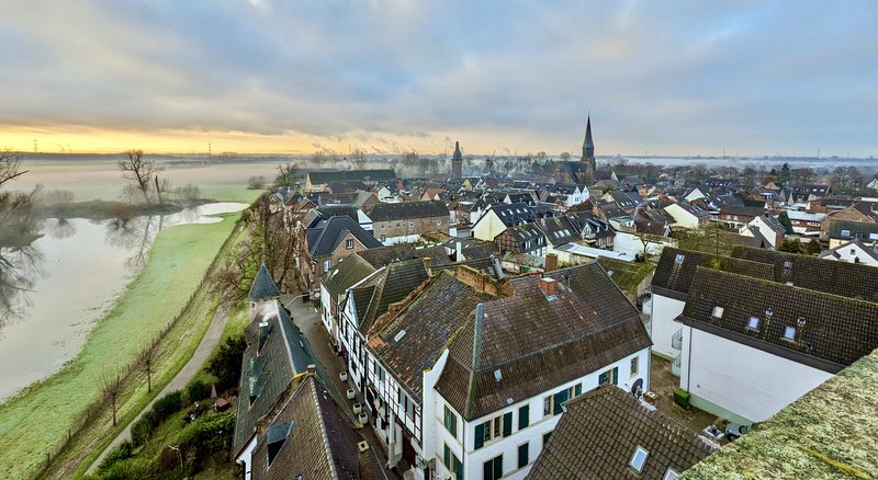 Ein eindrucksvoller Blick vom Rheinturm in Zons
