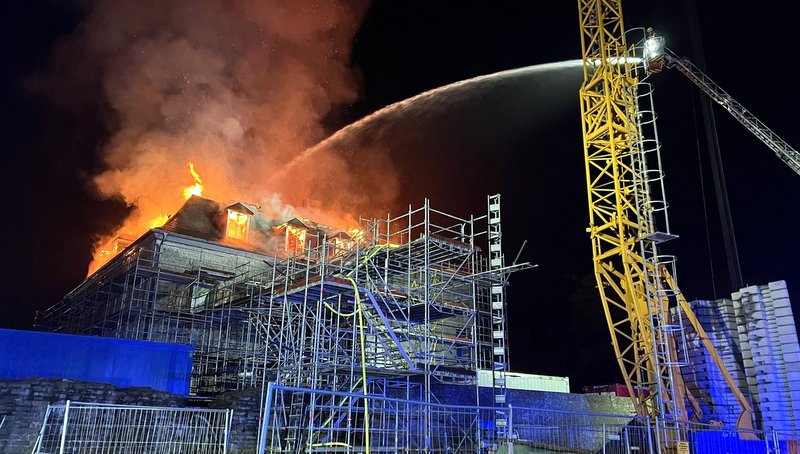 Eine Einheit der Chempark-Feuerwehr half bei dem Brand in Velbert