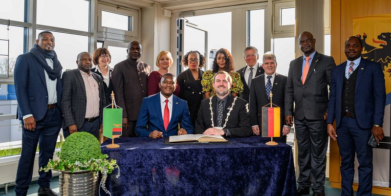 Chipatas Bürgermeister George Mwanza trug sich bei seinem Besuch 2023 ins Goldene Buch der Stadt Dormagen ein