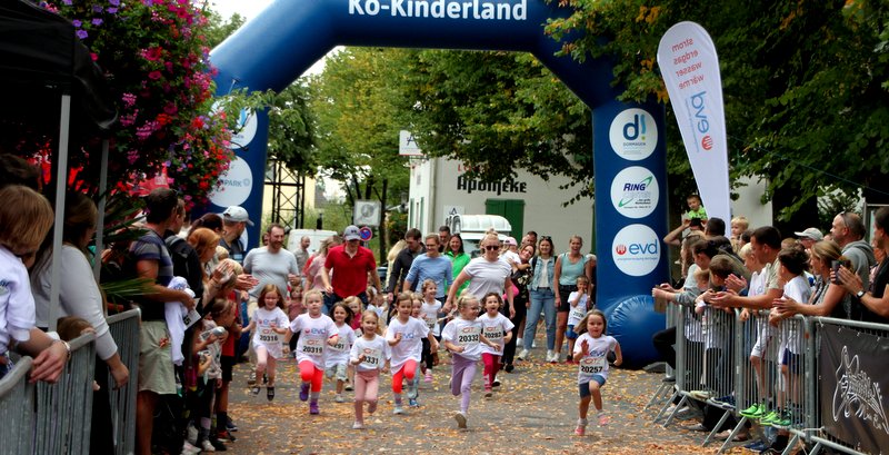 Die Kinder liefen über die Kölner Straße, auf die Schnellsten wartete die Siegerehrung 