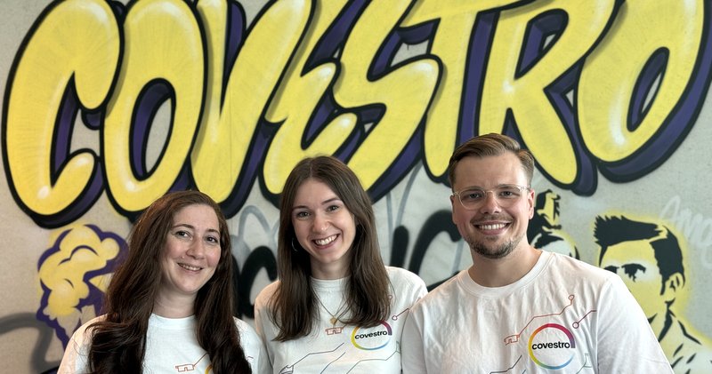 Die Covestro-Experten stehen den Schülerinnen während des Planspiels beratend zur Seite, von links: Bedia Yüksel, Franziska Fongern und Colin Buelow