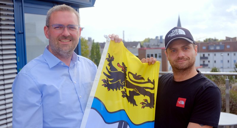 David Schlangen mit Bürgermeister Erik Lierenfeld und der Dormagen-Fahne