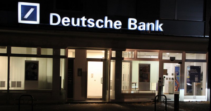Noch gehen die Lichter der Deutschen Bank-Filiale an der Kölner Straße nicht aus