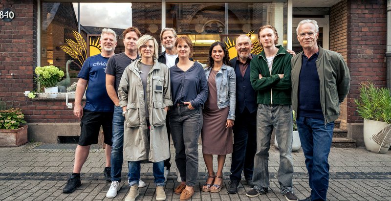 Vor „Bernds Backhaus“, von links: Simon Schmejkal (Kamera), Götz Bolten (Redaktion WDR), Katrin Schmidt (Regie), Jan Kruse (Bavaria Fiction), Laura Emmrich (Alina Stiegler), Sandra Lay (Nica Heru), Dietmar Bär, Joey Emmrich (Filip Schnack) und Klaus J. Behrendt