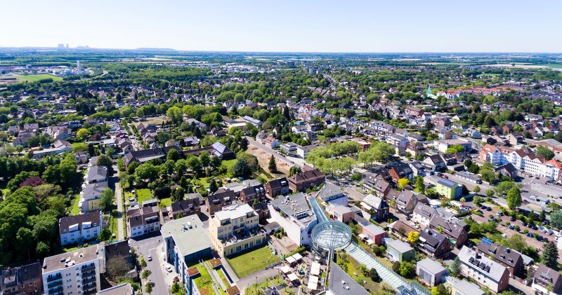 Die Drohne blickt auf Dächer in Dormagen