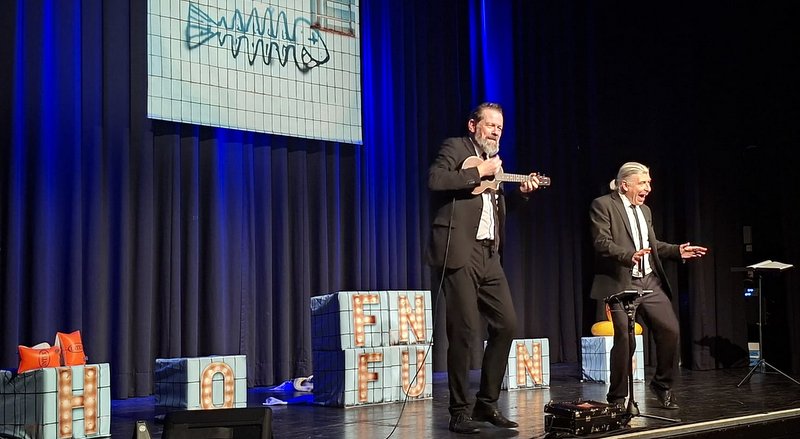 Das Duo beim Auftritt in der Kulle: „Ich habe mir gedacht, dass ihr die CDU kennt. In Dormagen habt ihr ja sogar zwei davon...“