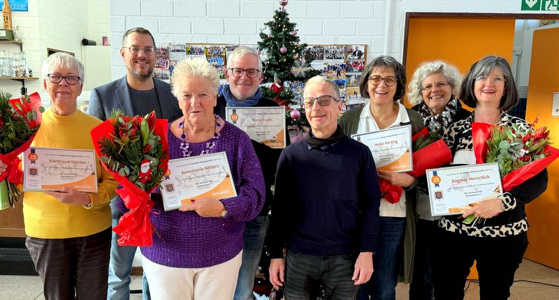 Bei der Ehrung von links: Edeltraud Stöcker (25 Jahre Mitgliedschaft), André Heryschek, Annemarie Hölters (25), Bernd Fuchs (50), Hans Dick, Heike Porting (25), Petra Braun und Dagmar Morschick (25)