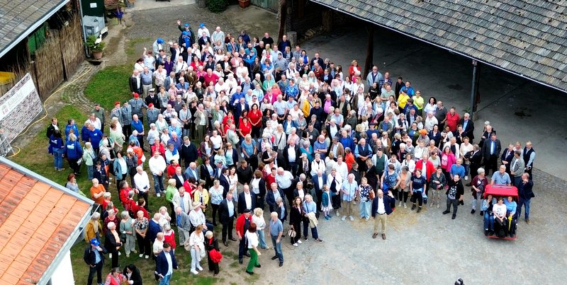 Beim Empfang wurde auch ein Drohnenbild auf dem Gelände in Knechtsteden gemacht