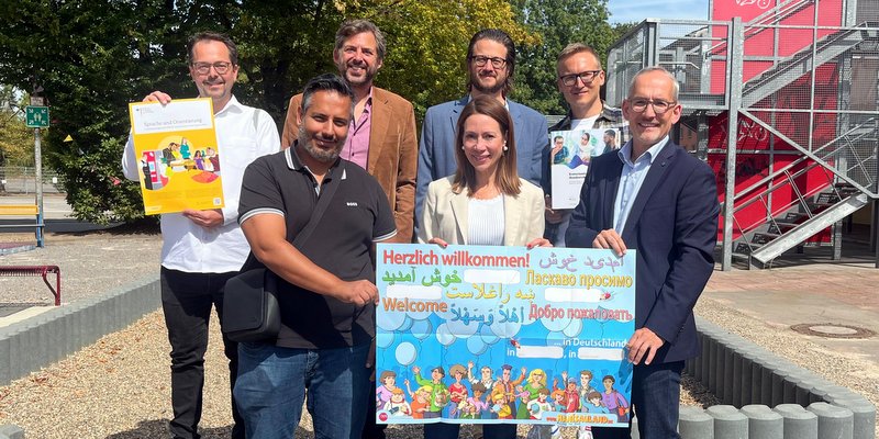 Dormagen: Patrick Hölken (BAMF), Suheip Abu Nasir (Leitung Integrationsteam Stadt Dormagen), Martti Zeyer (VHS), Niklas Christen (Landesverband VHS NRW), Anja Bezold (Fachbereichsleiterin), Dennis Komainda (Lehrkraft) und Beigeordneter Dr. Torsten Spillmann 