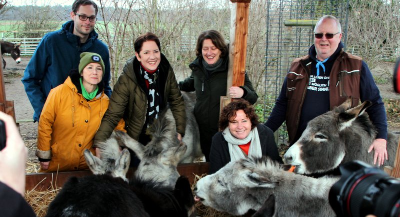 Hatten heute Spaß bei den Eseln in Zons: Simon Rock MdL, Darinka Norff, Ministerin Silke Gorißen, Landrätin Katharina Reinhold, WDR-Moderatorin Steffi Neu und Peter Norff