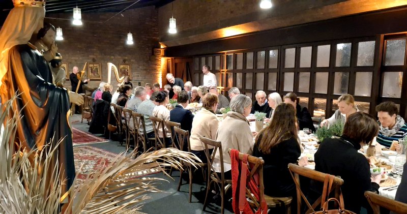 Die lange Tafel im Vorraum der Pfarrkirche St. Michael war voll besetzt