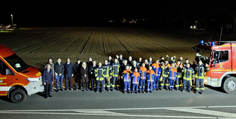 Der Löschzug Delhoven inklusive Wehrleitung, Bürgermeister und Verwaltungskräften vor dem neuen Grundstück