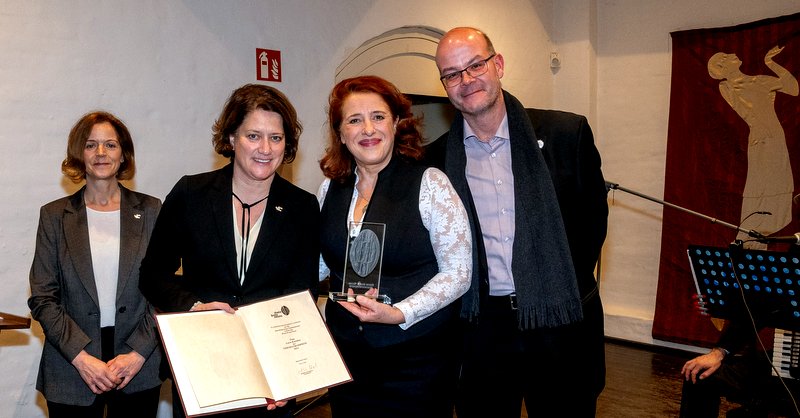Mundartarchiv-Leiterin Dr. Christina Gallo, Landrätin Katharina Reinhold, Preisträgerin Luise Kinseher und Laudator Simon Ernst (von links)