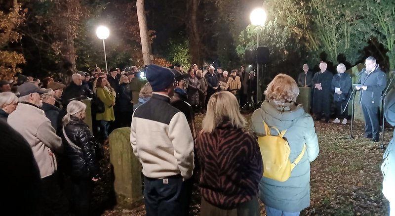 Viele Menschen nahmen am Sonntagabend an der Gedenkveranstaltung auf dem jüdischen Friedhof teil