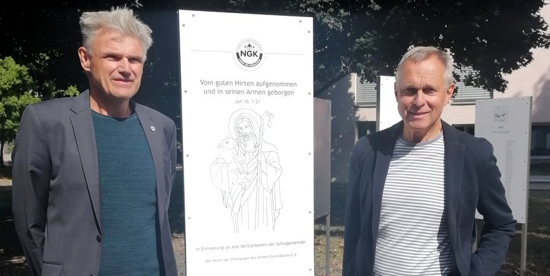 Schulleiter Johannes Gillrath (rechts) und Markus Schmitz (Verein der Ehemaligen) vor der Erinnerungsstele an Verstorbene