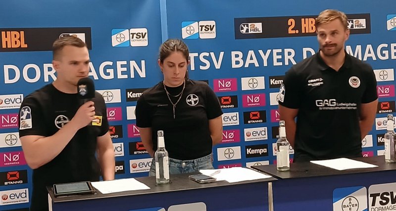 Julian Bauer (links) und Andrej Kogut mit Elena Oeser nach dem Spiel