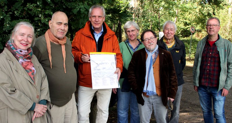 Jost Auler und Volker Kuhlmann (2. und 3. von links) bei der Vorstellung der neuen Erkenntnisse am Denkmaltag in Zons