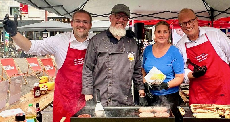Auch der Chef der SPD-Landtagsfraktion Jochen Ott - neben Franziska Baldauf, Ruben Gnade und Erik Liefenfeld - betätigte sich als Grillmeister
