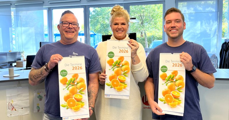 Das Team aus dem evd-Kundencenter präsentiert den Kalender für 2026