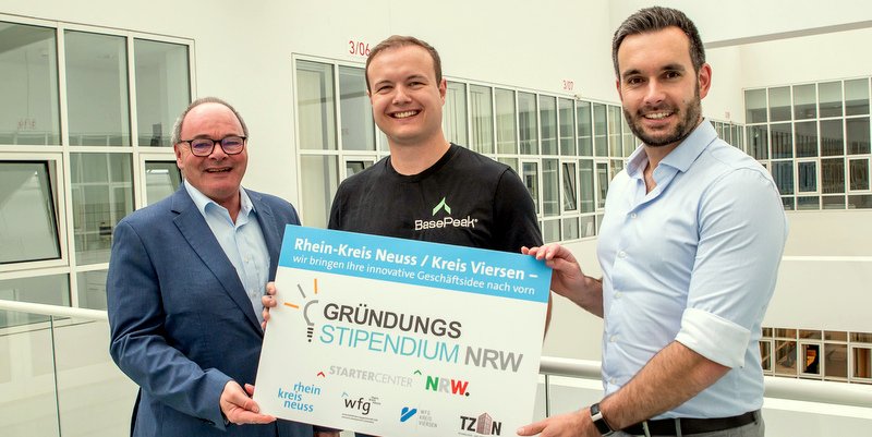 Robert Abts (Leiter Kreiswirtschaftsförderung), Thorsten Klein und Christian Schieren (von links) freuen sich über die Auszeichnung des Start-ups BasePeak