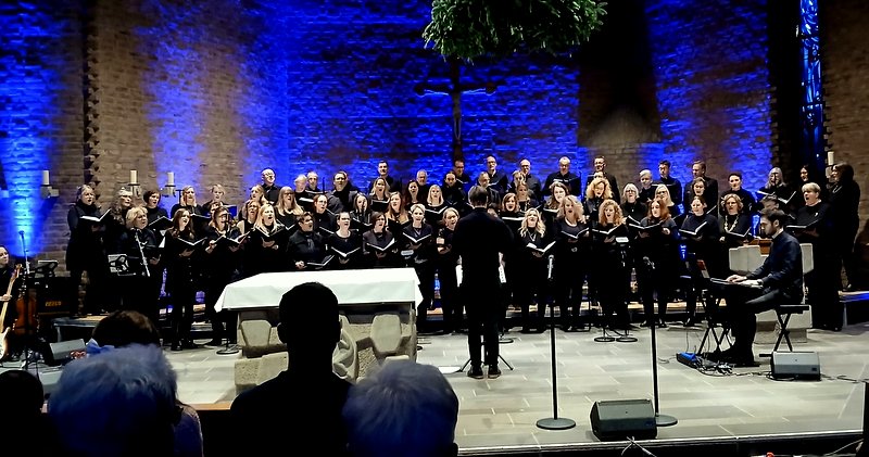 Der Chor im Chorhaus St. Michael DaCapo trat zusammen mit der Familienband Rodrigo Tobar & Banda auf 