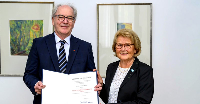 Die stellvertretende Landrätin Angela Stein-Ulrich überreichte die Auszeichnung an Dr. Udo Kratel