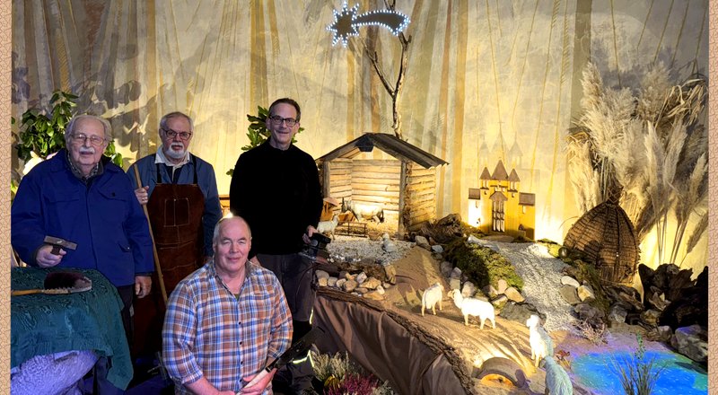 Das Krippenbauteam des Fördervereins nach Abschluss der Aufbauarbeiten, von links: Matthias Wahl, Helmut Ritter, Rainer Schmidt und Stephan Großsteinbeck