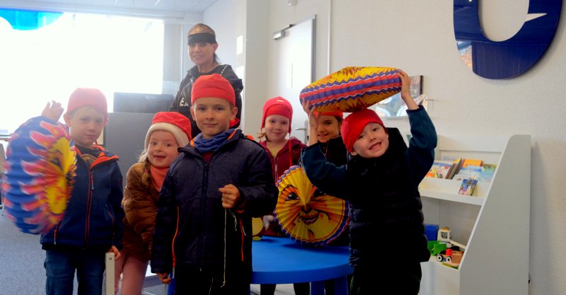 Stadtlesefee Maria Krücken mit den Kindern im Bürgeramt