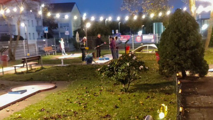 Minigolf auf beleuchteten Bahnen findet wieder in Dormagen statt