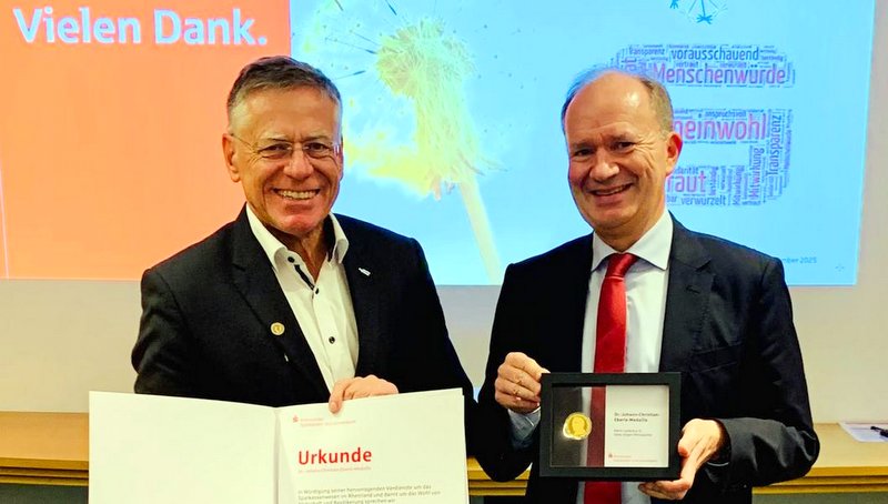 Michael Breuer (rechts) übergab Hans-Jürgen Petrauschke Medaille und Urkunde