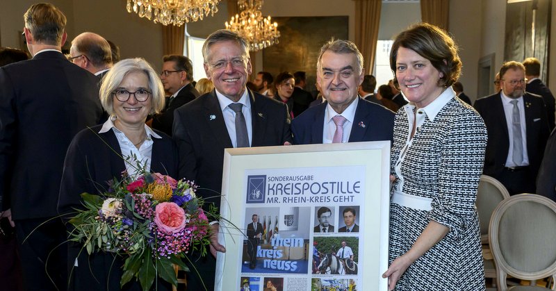 Bei der Verabschiedung in Schloss Dyck: Hans-Jürgen Petrauschke mit Ehefrau Andrea, Herbert Reul und Katharina Reinhold (rechts)