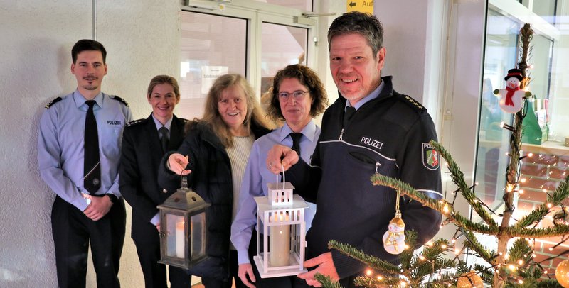 In drei Polizeiwachen wurde das Friedenslicht übergeben