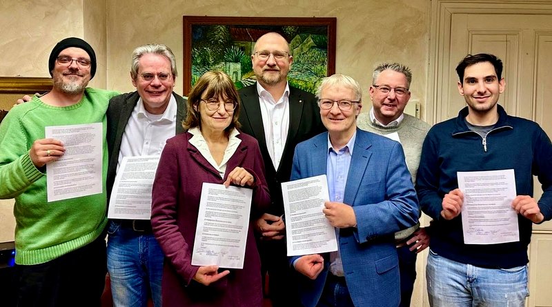 Wollen verlässlich zusammenarbeiten, von links: Swen Kautz, Marcus Glöder (beide Paroli), Susanne Stephan-Gellrich (Grüne), Michael Dries, Carsten Müller (beide SPD), Torsten Günzel (FDP) und Elias Ackburally (Grüne) 