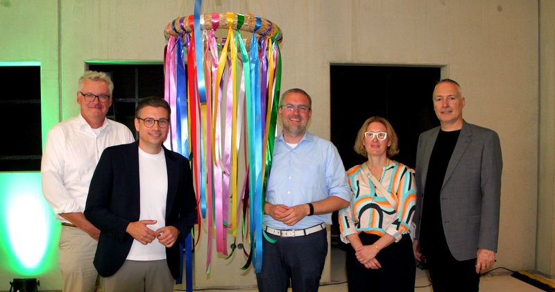 Voll im Zeitplan, von links: Technischer Beigordneter Dr. Martin Brans, Sebastian Trautermann, Erik Lierenfeld, Daniela Winter (Leiterin Eigenbetrieb) und Jörg Hustede