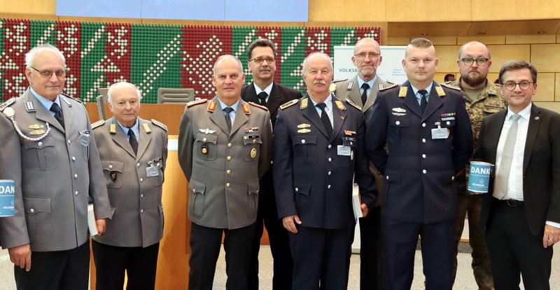 Die Dormagener Delegation im Düsseldorfer Landtag mit Thomas Kutschaty (rechts)