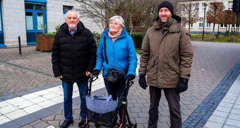 Hans-Peter Preuss (Seniorenbeirat), die Dormagenerin Liesel Klöter und Mobilitätsmanager Dennis Fels machen auf die sichere Nutzung von Rollatoren aufmerksam