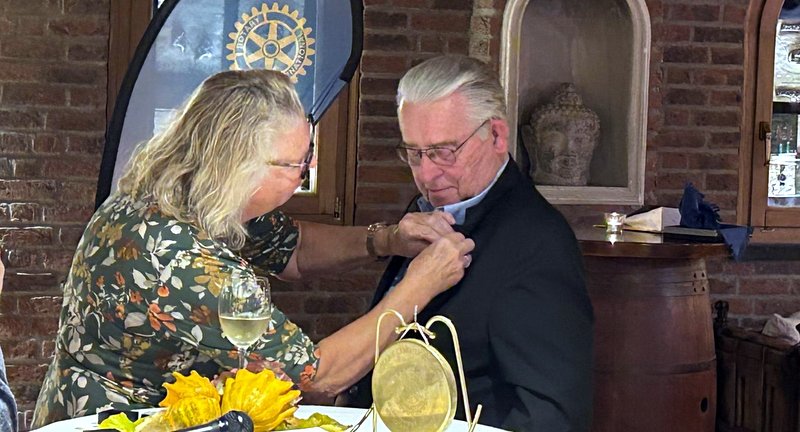 Wim van der Steek freut sich über die Auszeichnung durch Cornelia Dreyer-Rendelsmann