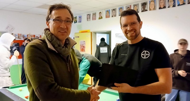 TSV-Jugendwart Simon Schwickerath überreichte Andreas Stefen (links) die Spende