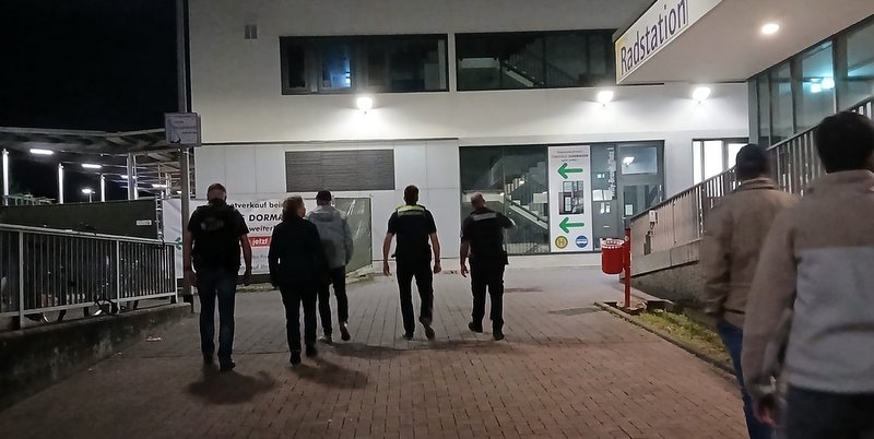 Ein Teil der Gruppe beim Rundgang in Höhe des Dormagener Bahnhofs