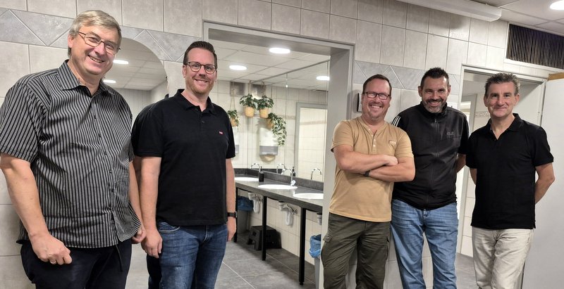 Sind zufrieden, von links: Ulrich Knobloch (Spendenbeirat VR Bank), Christoph Hennecke (Saalwart), Lars Kirchenkamp (2. Kassierer Bruderschaft), Ralf Kindgen (Vorstandsmitglied Bruderschaft) und Olaf Moll (Spendenbeirat VR Bank)
