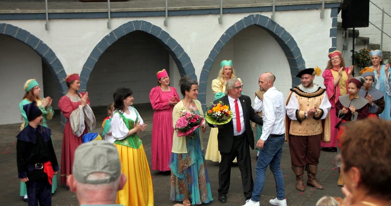 Märchenspiele-Chef Christian Uhr überreichte Jürgen Reinecke und Sonia Fontana Blumen nach der Premiere